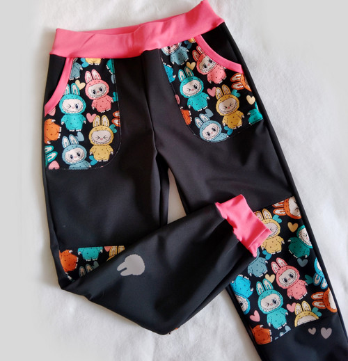 Softshellové kalhoty černé + LABUBU,STITCH....