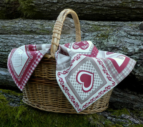 Obrus Srdcia červené v patchworku — foto 1