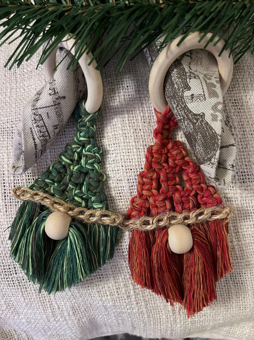 Macrame vánoční skřítek s kroužkem