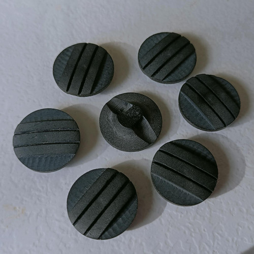 Knoflík černý mat pruhy č.34