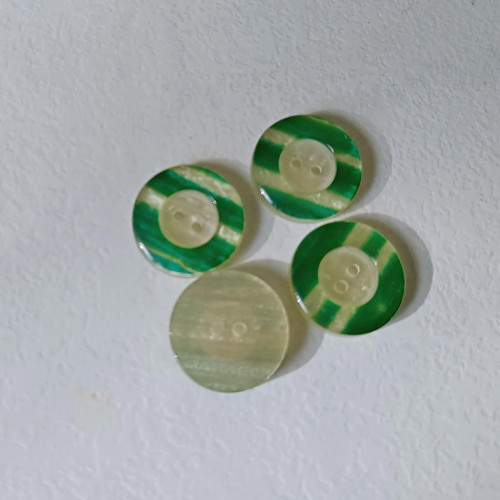 Knoflík žlutozelený pruhy č.35