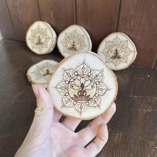 Dřevěný amulet klidu – ručně vypalovaný symbol med