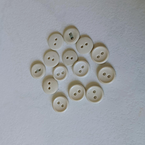 Knoflík malý bílý č.42