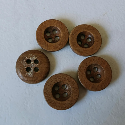 Knoflík hnědý dřevěný č.44