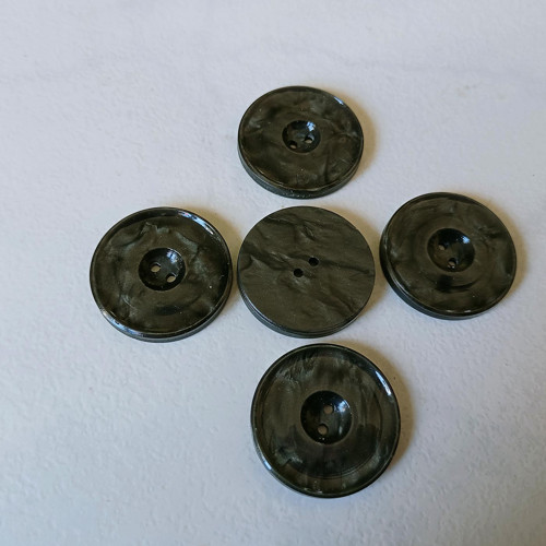 Knoflík žíhaný tm. šedý č.45