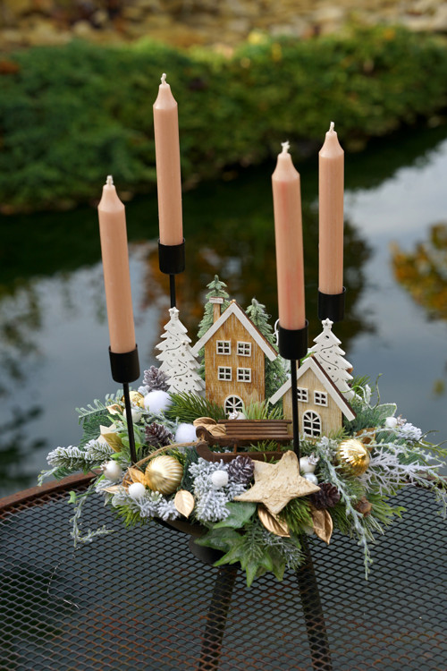Adventní věnec v kovovém svícnu
