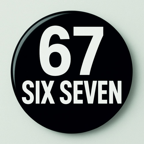 Placka "six-seven" černobílá text a čísla 67