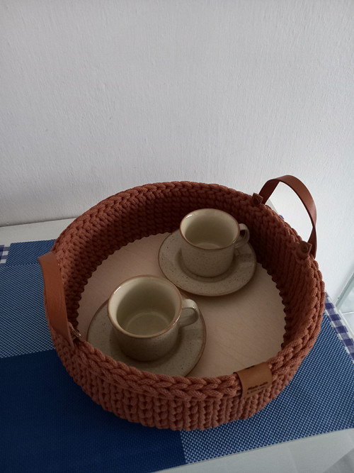 Háčkovaný podnos s dřevěným dnem — foto 1