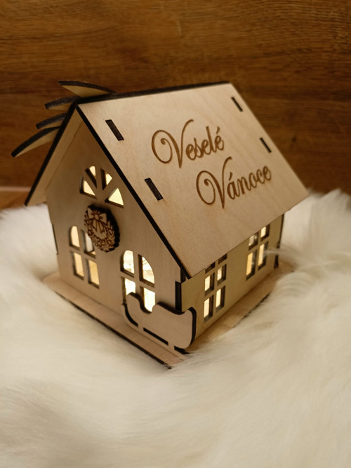 Dřevěný vánoční domeček