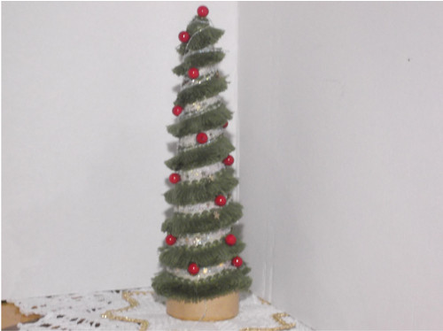 Stromeček 28x10 cm,pod ním svíčka plast.svítí.