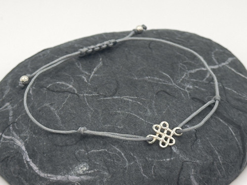 Minimalistický náramek - Celtic knot (tm. šedá) — foto 1