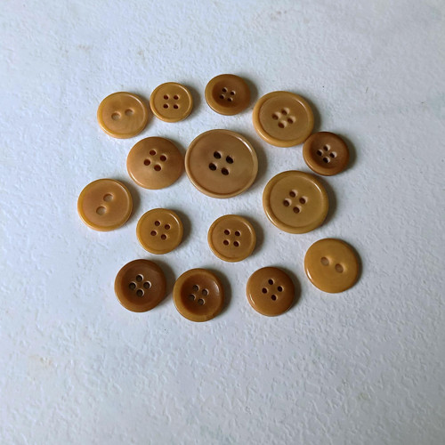 Knoflík hnědý mix velikostí č.51