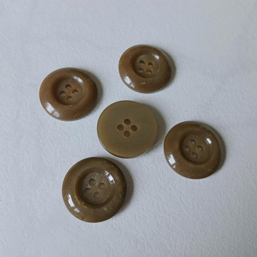 Knoflík hnědý duhový č.53