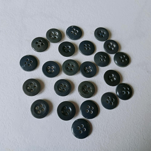 Knoflík košilový tm. šedý č.59