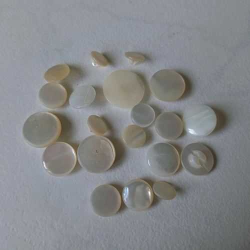 Knoflík bílý mix č.61 — foto 1
