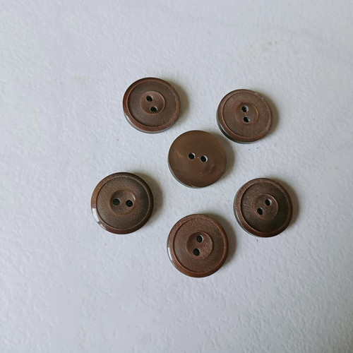 Knoflík hnědý s duhouč.63