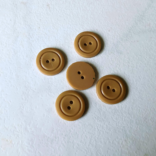 Knoflík sv.hnědáč.70