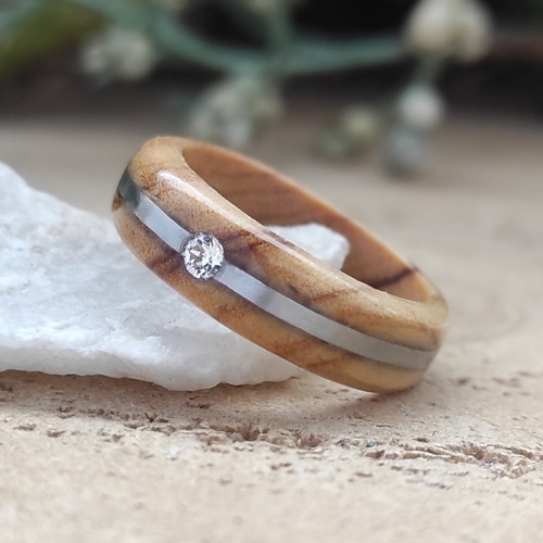Přírodní prsten z olivy s krytalem swarovski