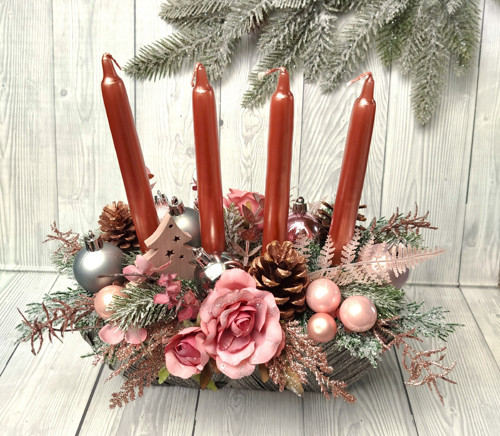 Adventní svícen v košíku ve starorůžové