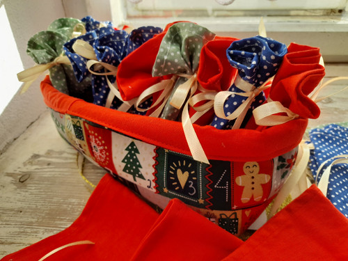 Adventní kalendář v košíčku-3barvy pytlíčků