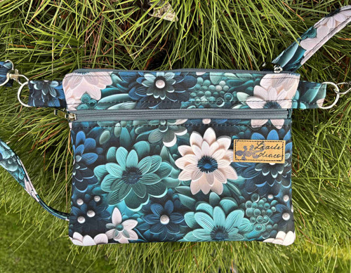 Malá kabelka crossbody modrá s květy