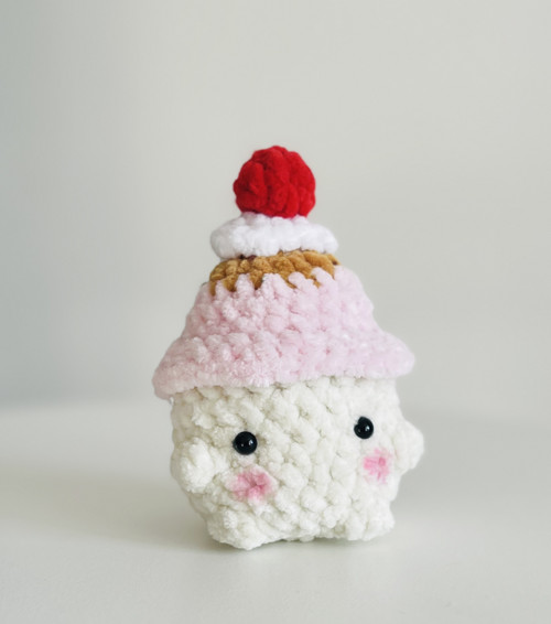 Háčkovaný cupcake – roztomilý mini kamarád