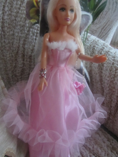 Barbie ve společenských šatech č. 12 — foto 1