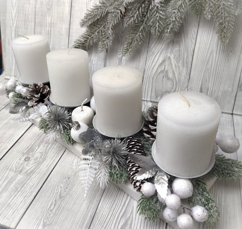 Adventní štola ve stříbrnobílé