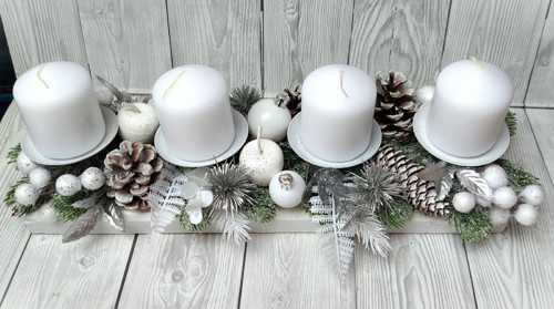 Adventní štola ve stříbrnobílé
