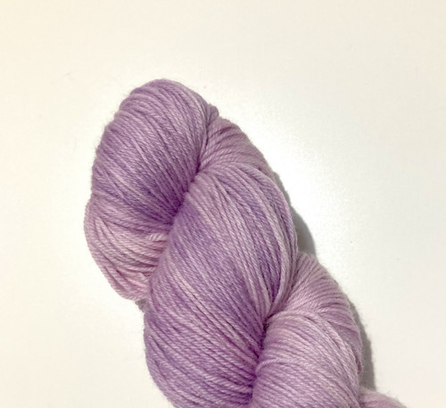 Ručně barvená ponožková příze v odstínu Lavender.
