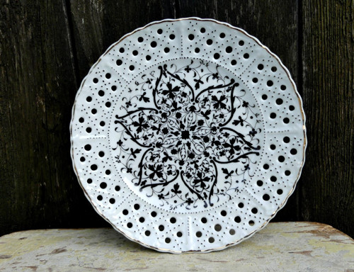 Starožitný porcelánový prolamovaný talíř, ručně zd
