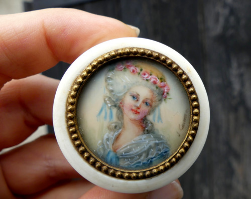 Kostěná krabička s ruční malbou miniatura, sign.