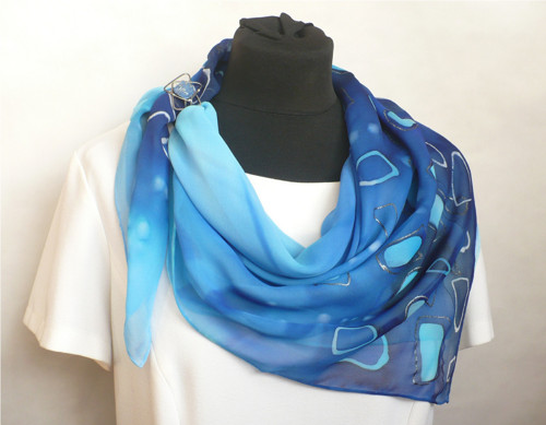Hedvábný šátek se sponou Blue Abstract.