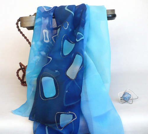 Hedvábný šátek se sponou Blue Abstract.