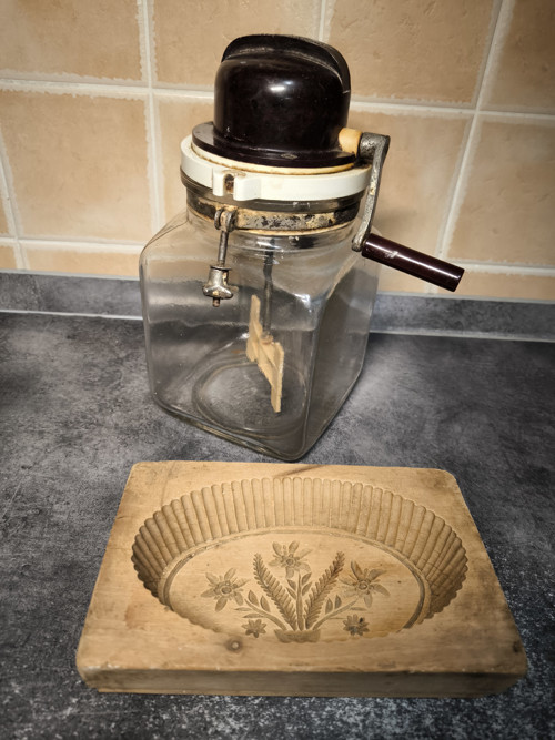 Máselnice a dřevěná forma na máslo