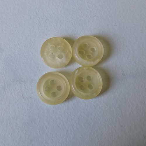 Knoflík perleťově žlutý č.86