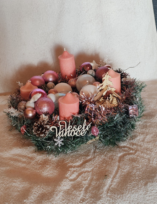 Trvanlivý růžový adventní věnec