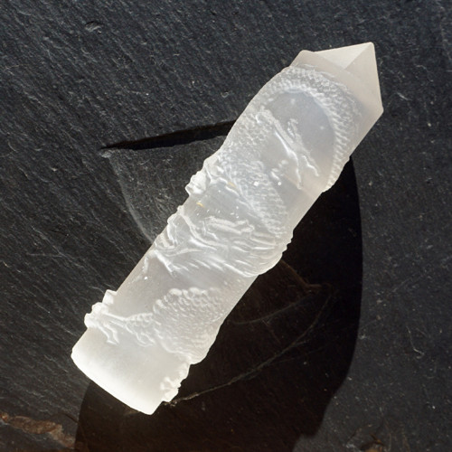 Selenitový obelisk s drakem