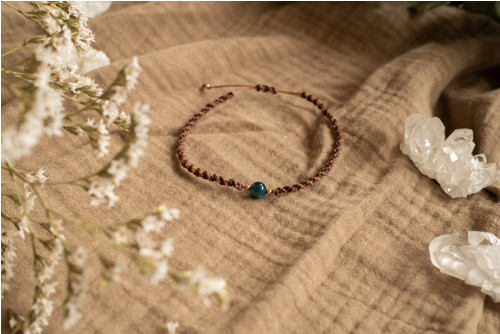 Náramek s modrým tygřím okem /micro macrame/ — foto 1