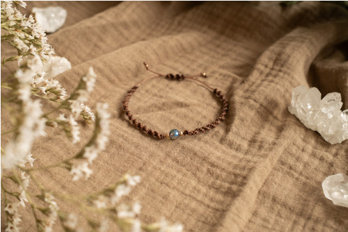 Náramek s křišťálem aqua aura /micro macrame/