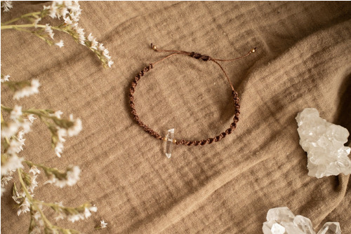 Náramek s krystalkem křišťálu /micro macrame/ — foto 1