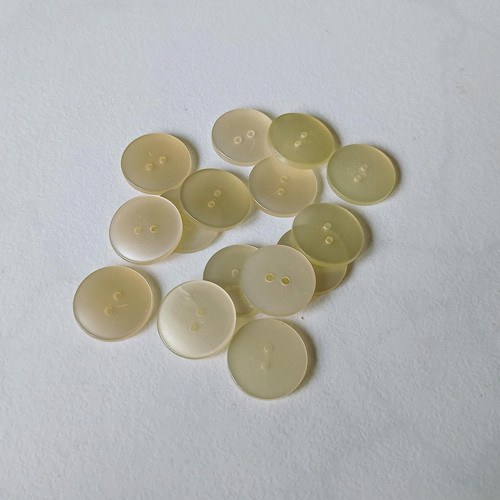 Knoflík nažloutlý velký č.80