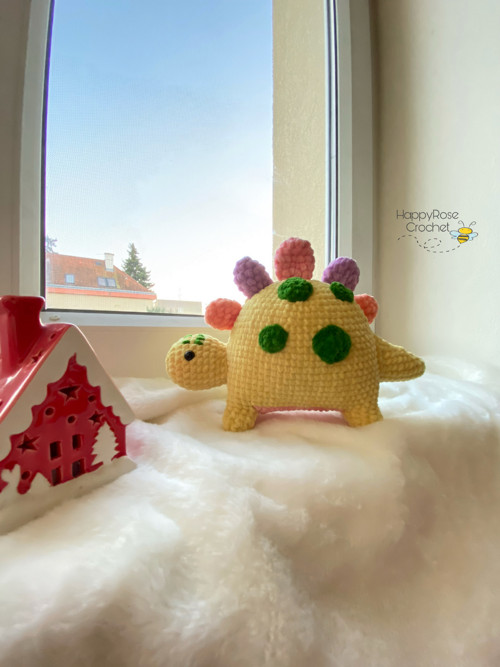 Veselý háčkovaný dinosaurus