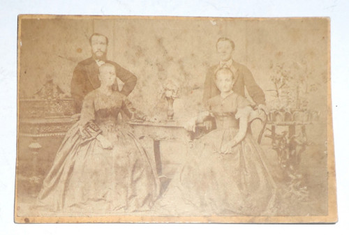 Kabinetní FOTOGRAFIE, ženy s manželem, 1860 - 1870