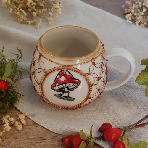 Drátovaný keramický hrnek s muchomůrkou – 0,4 l
