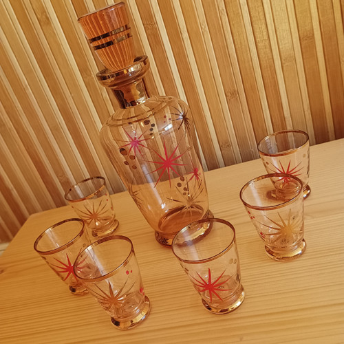 Karafa se šesti skleničkami