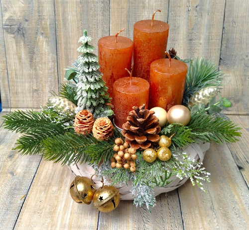 Adventní svícen v košíku v medové