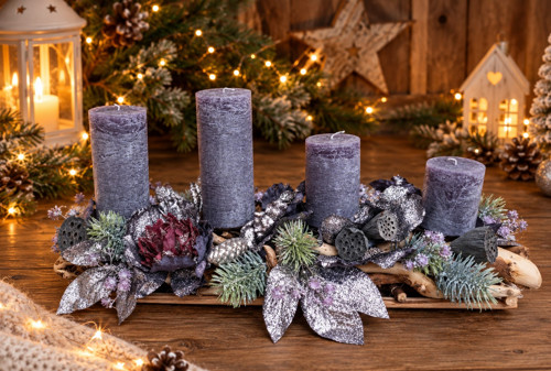 Adventní svícen ve fialové
