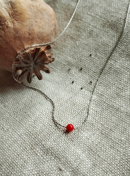 Choker, náhrdelník s korálem