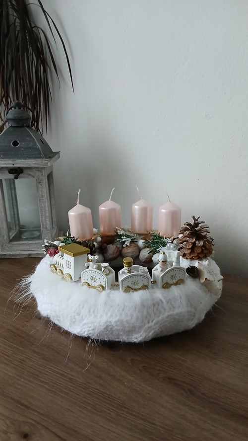 Adventní věnec v pleteném kabátku s vláčkem